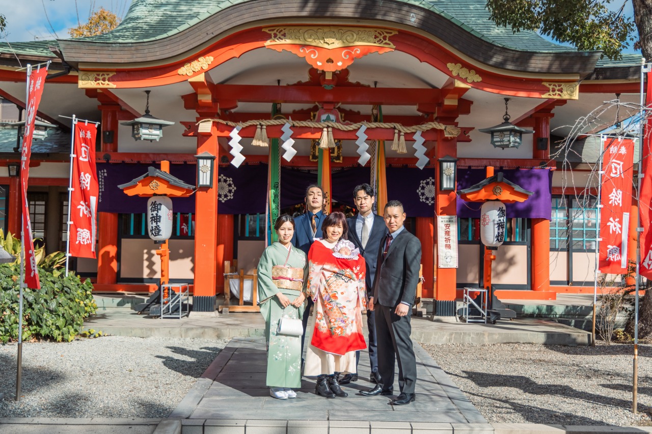 生島神社 お宮参り 夫婦と赤ちゃん 本殿前での正面ポートレート