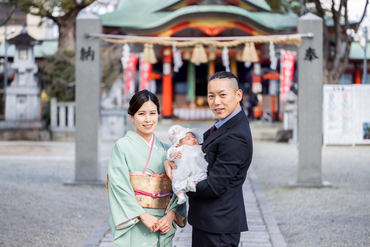 生島神社 お宮参り 鳥居と社殿を背景に家族写真 参道の記念カット