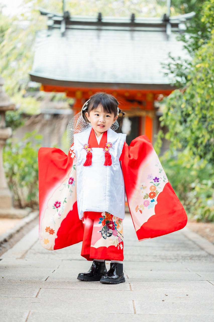 生田神社の橋の上で七五三ソロ写真(3歳女の子)