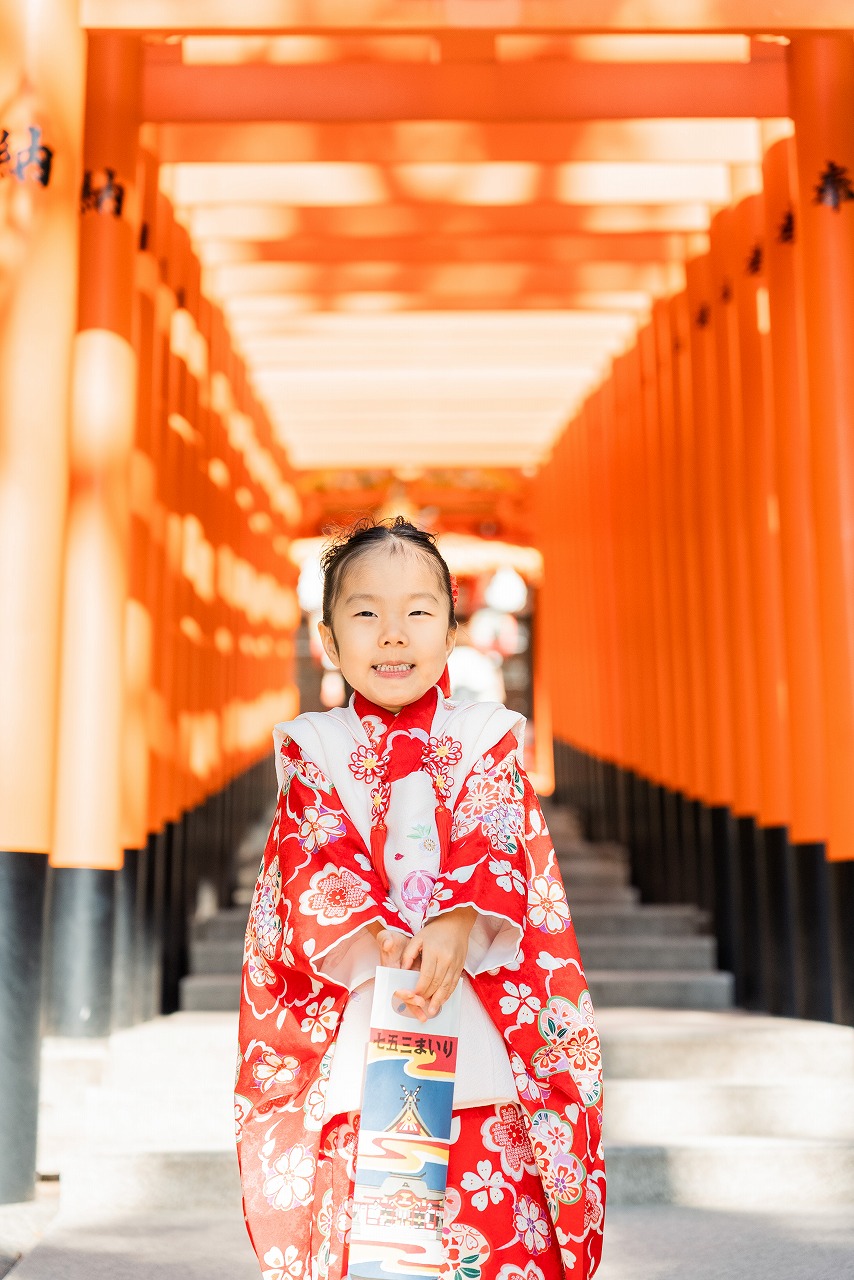 生田神社 七五三 女の子ポートレート 千本鳥居の回廊で赤い着物姿の全身写真