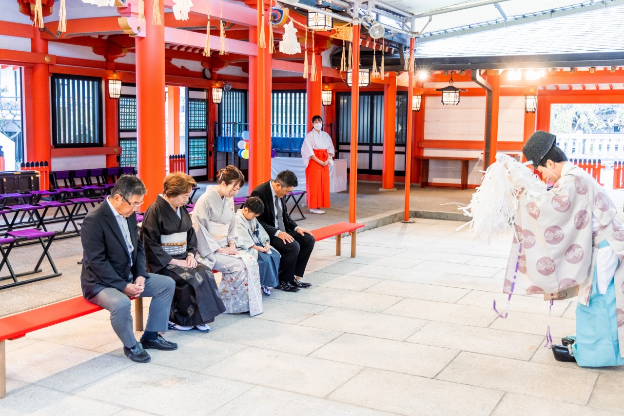 七五三のご祈祷を受ける家族写真の作例