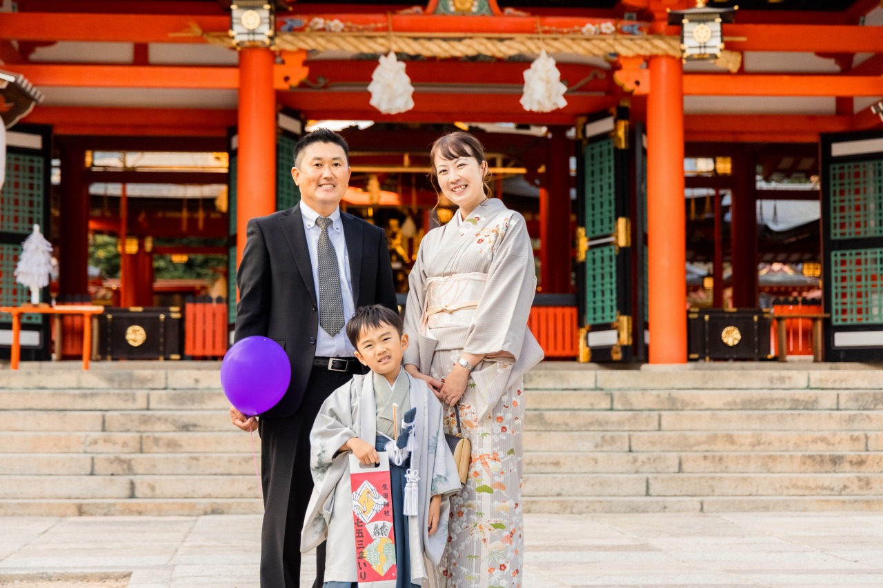 生田神社本殿前での七五三家族写真