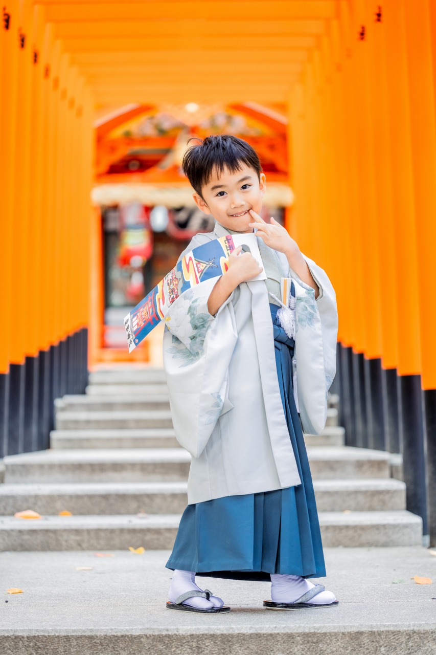 生田神社 七五三 男の子ポートレート 千本鳥居の回廊でグレー羽織袴の全身写真