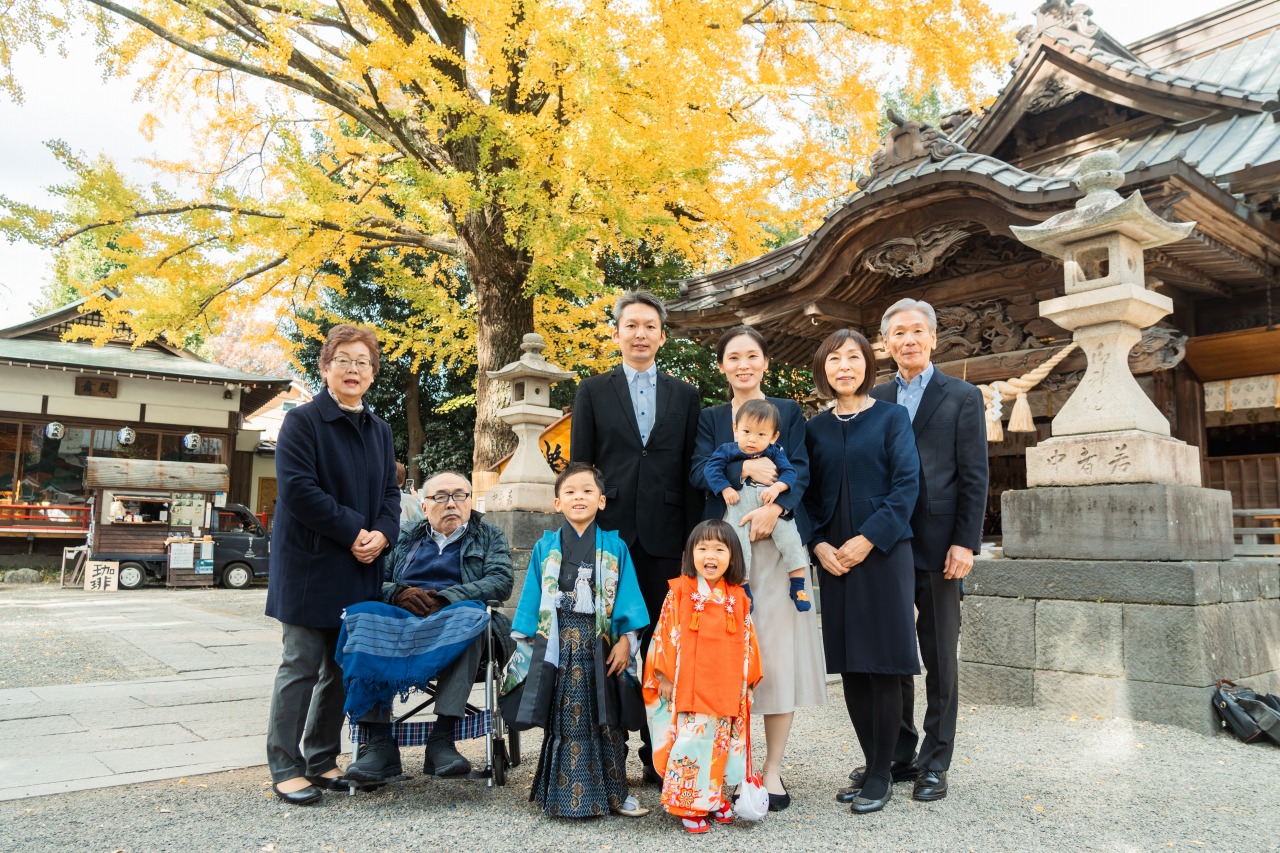 田無神社本殿前での七五三集合写真