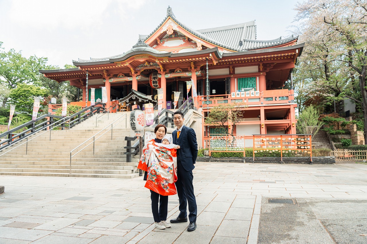 目黒不動尊 お宮参り 夫婦と赤ちゃん 本堂前の記念写真
