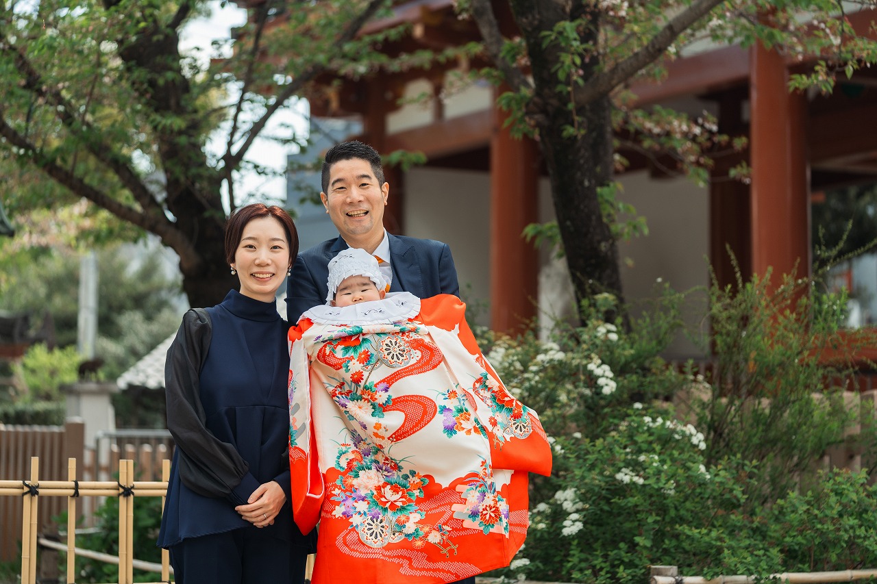 目黒不動尊 お宮参り ママと赤ちゃん 家族と並ぶ境内スナップ