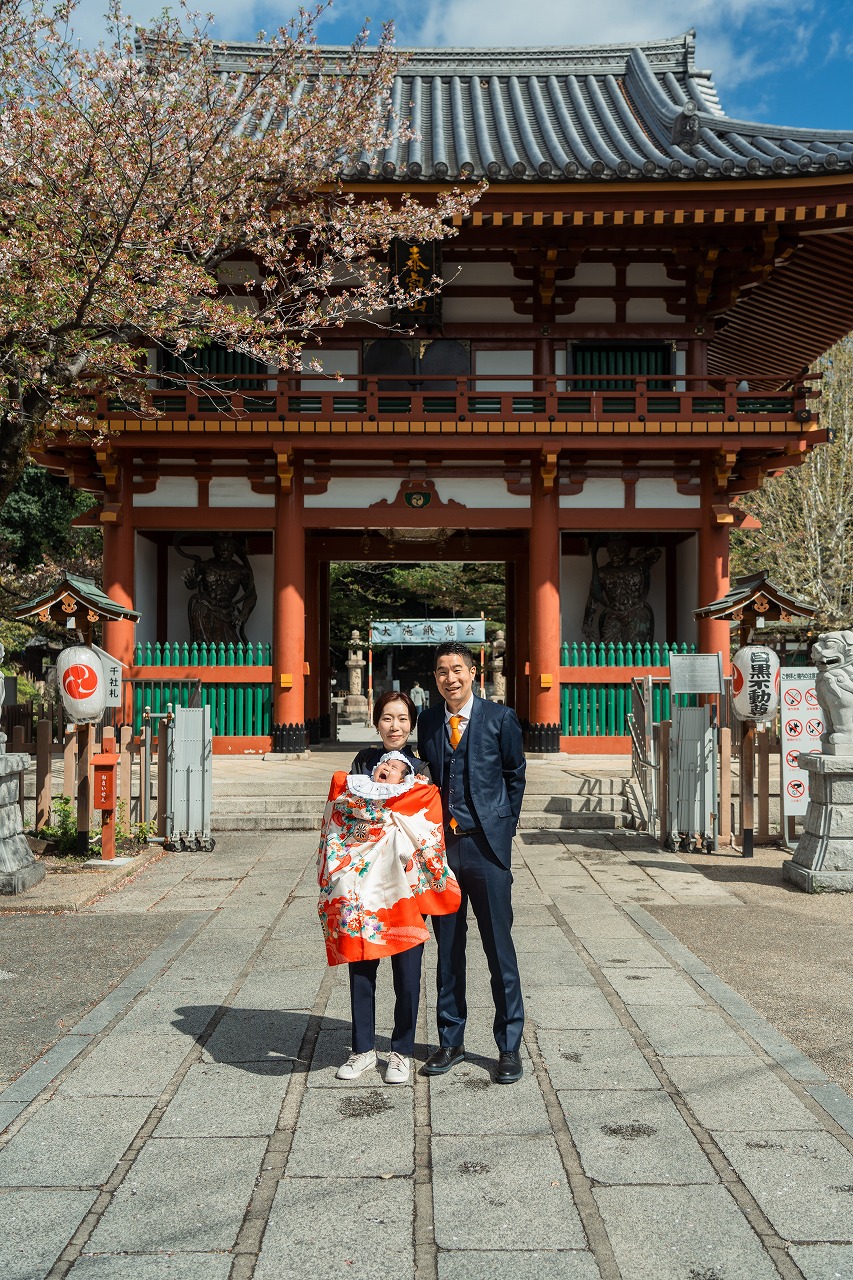 目黒不動尊 お宮参り 夫婦と赤ちゃん 仁王門前の全身記念ショット