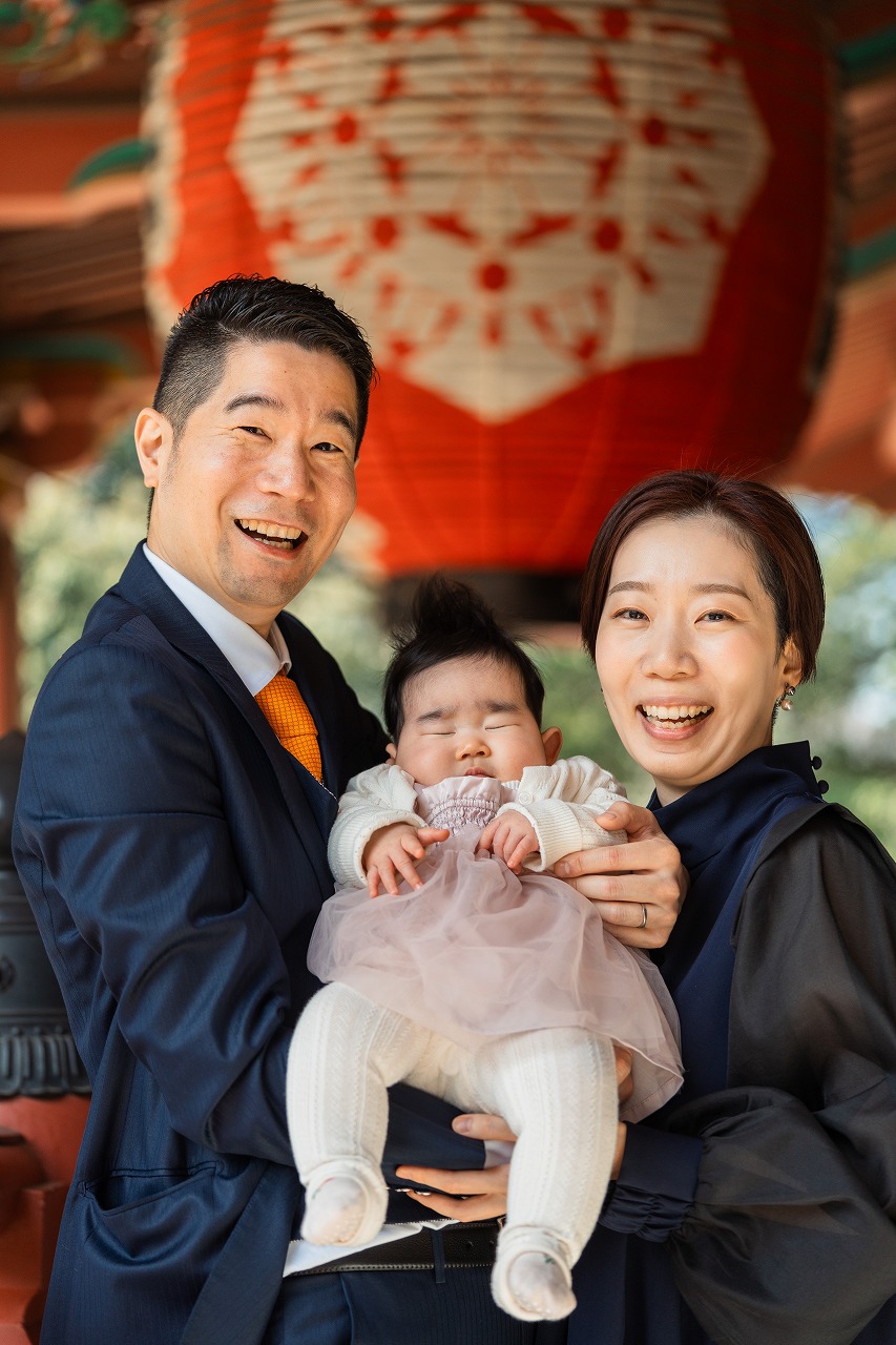 目黒不動尊 お宮参り パパママと赤ちゃん 提灯背景の家族ポートレート