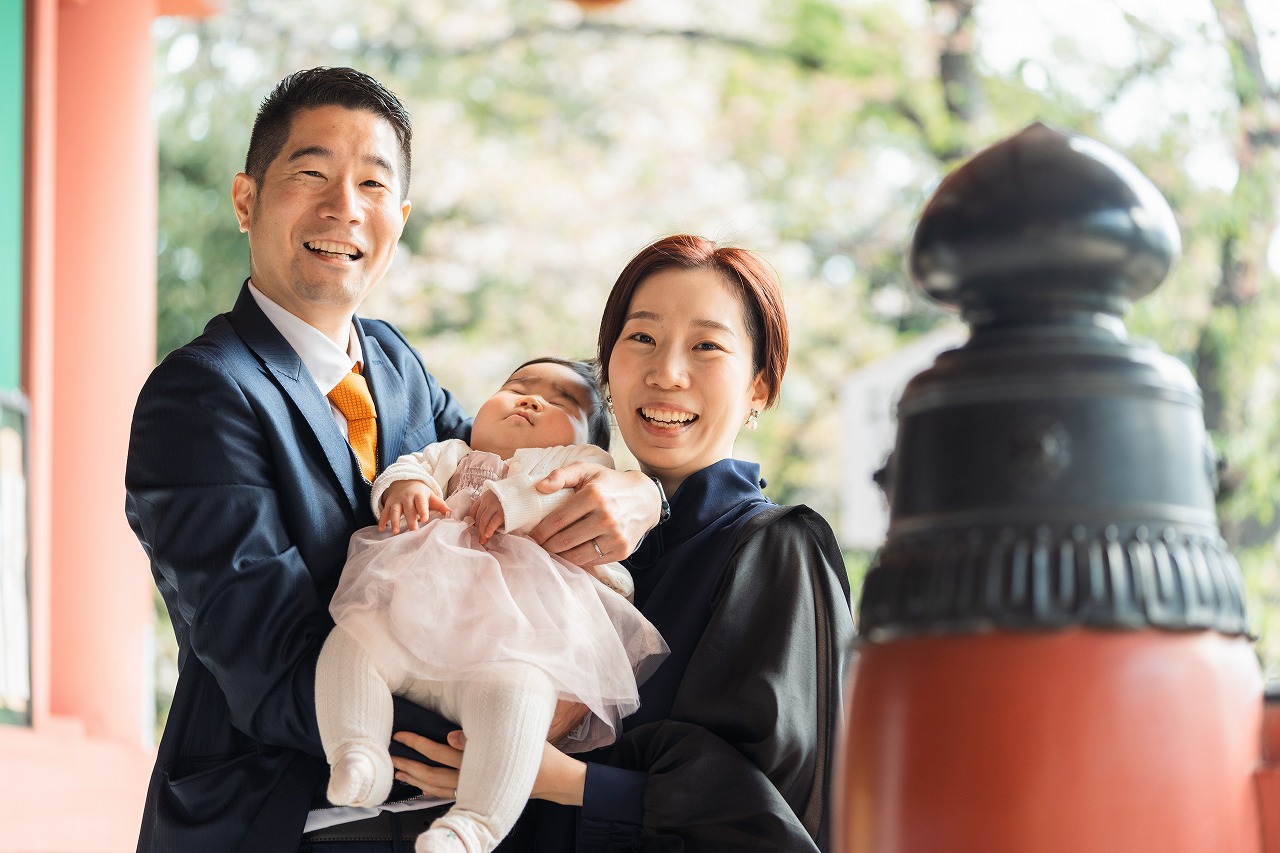 目黒不動尊 お宮参り パパママと赤ちゃん 回廊で寄り添う家族写真