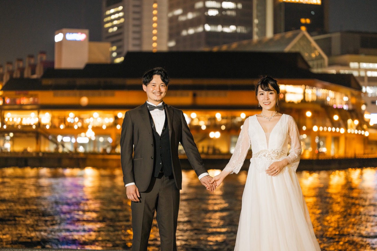 メリケンパーク 夜景前撮り 水面のリフレクション前で微笑む新郎新婦