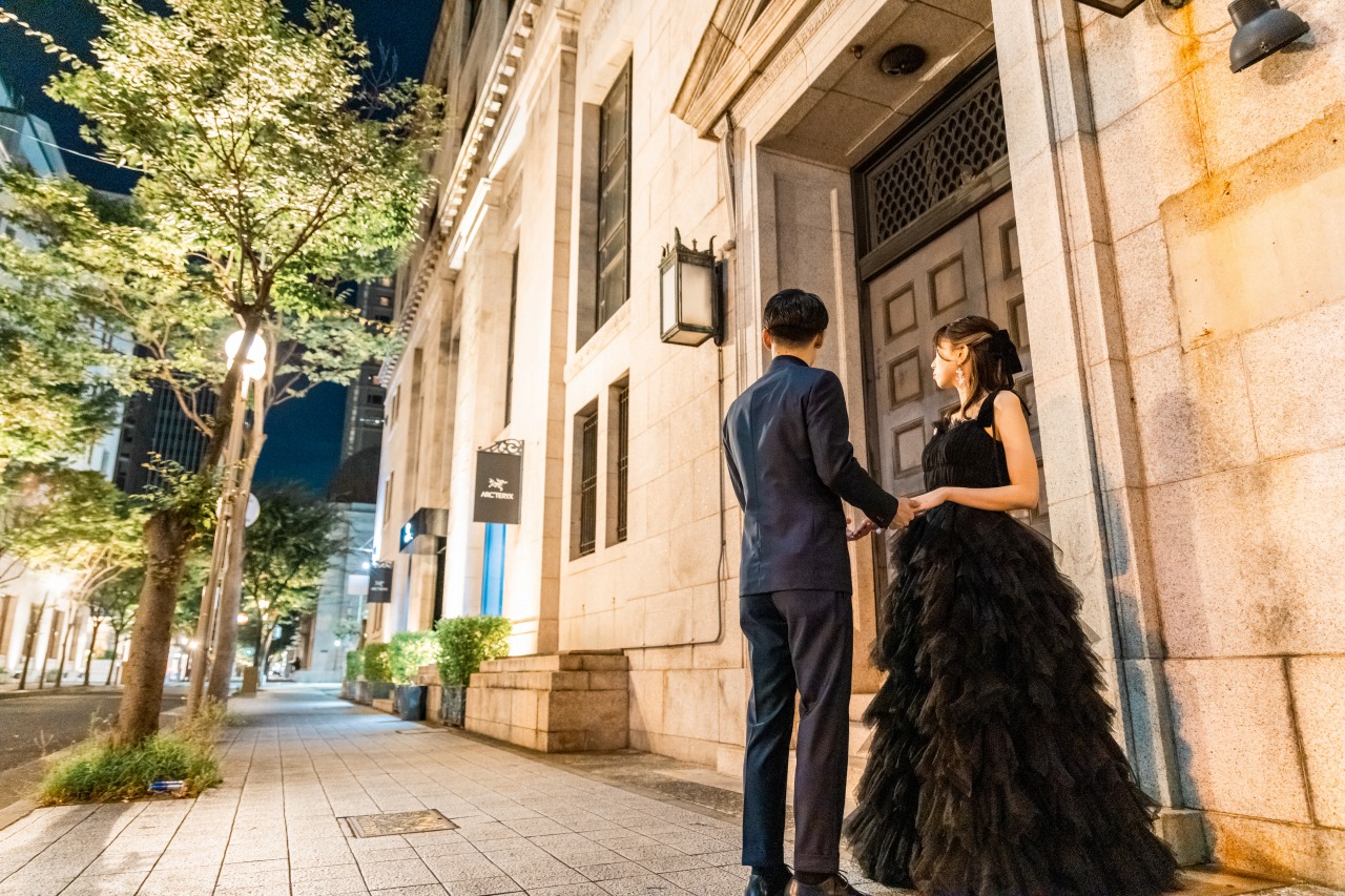 旧居留地 夜の前撮り 石造りの壁と街灯を背景に見つめ合う二人
