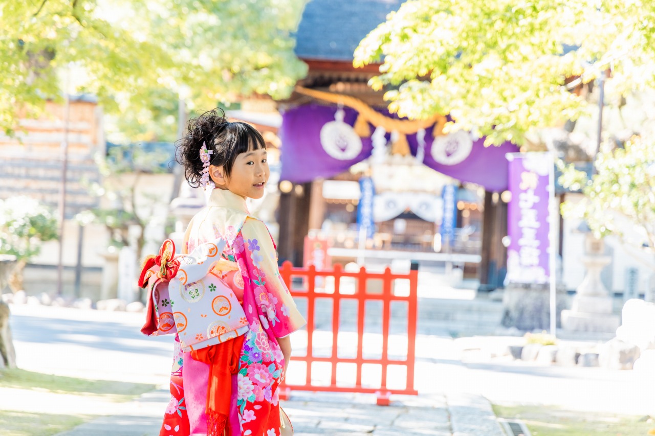 立木神社 七五三 参道で扇子を持つ女の子ポートレート