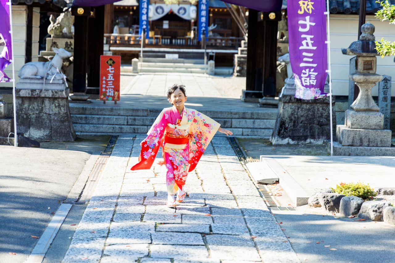 立木神社 七五三 本殿前で赤い着物の女の子ソロ