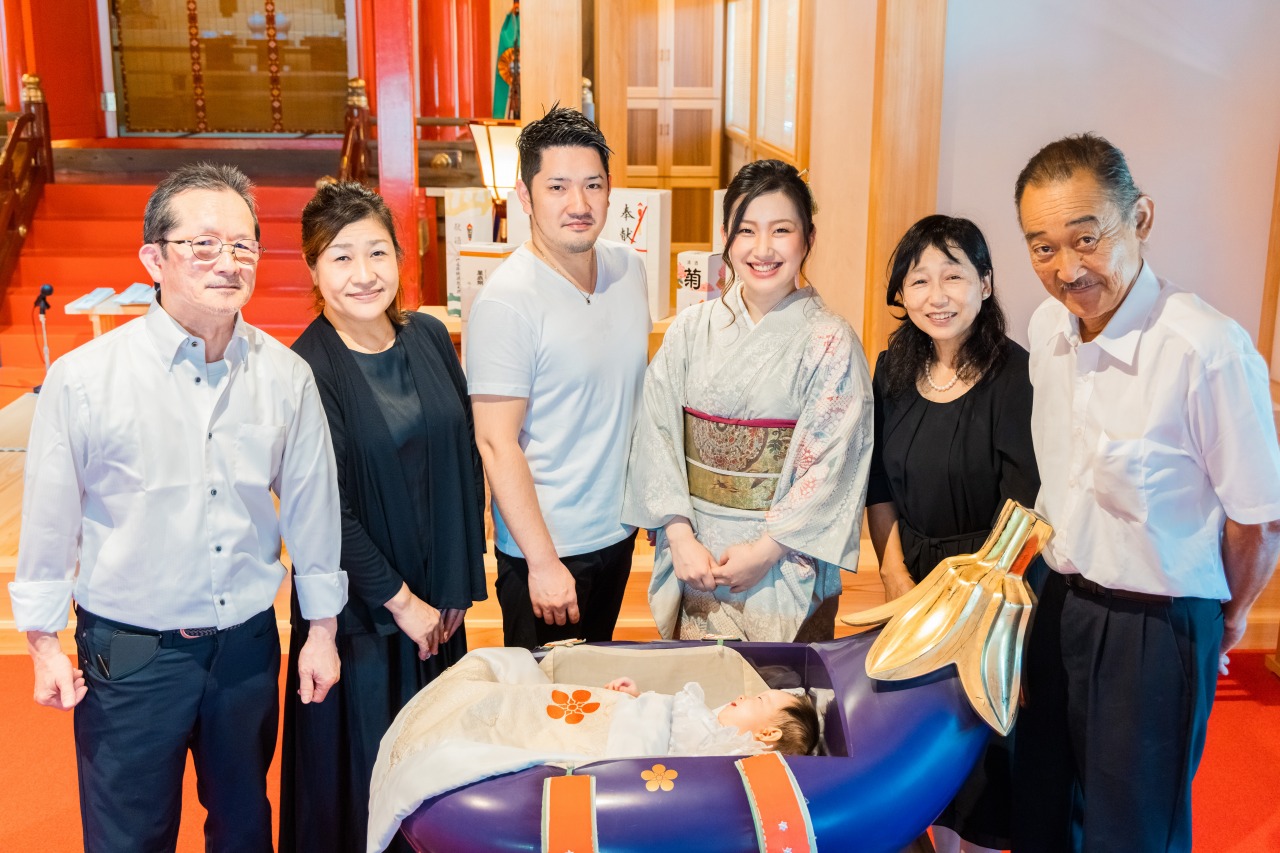 綱敷天満宮 お宮参りご祈祷中に本殿で 家族集合写真