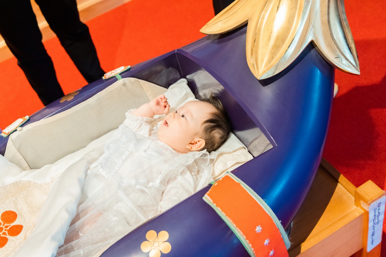 綱敷天満宮 お宮参り 祝い舟のゆりかごで眠る赤ちゃんのアップ