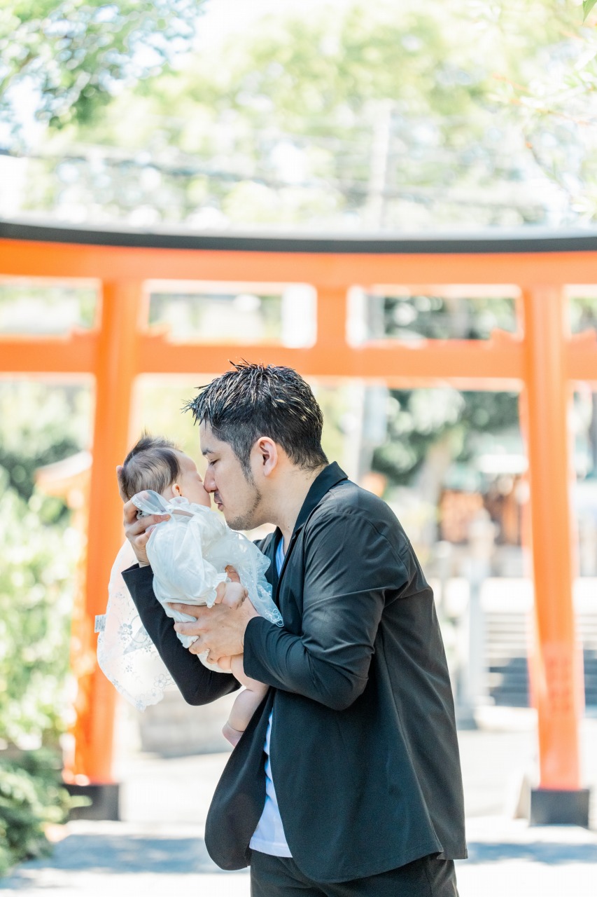 綱敷天満宮 お宮参り パパと赤ちゃんの抱っこショット 鳥居前で