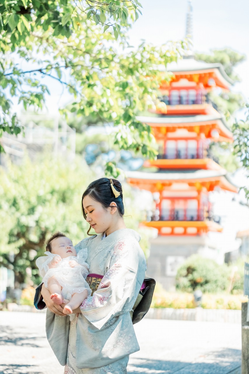 ママと赤ちゃんのツーショット 塔を背景に