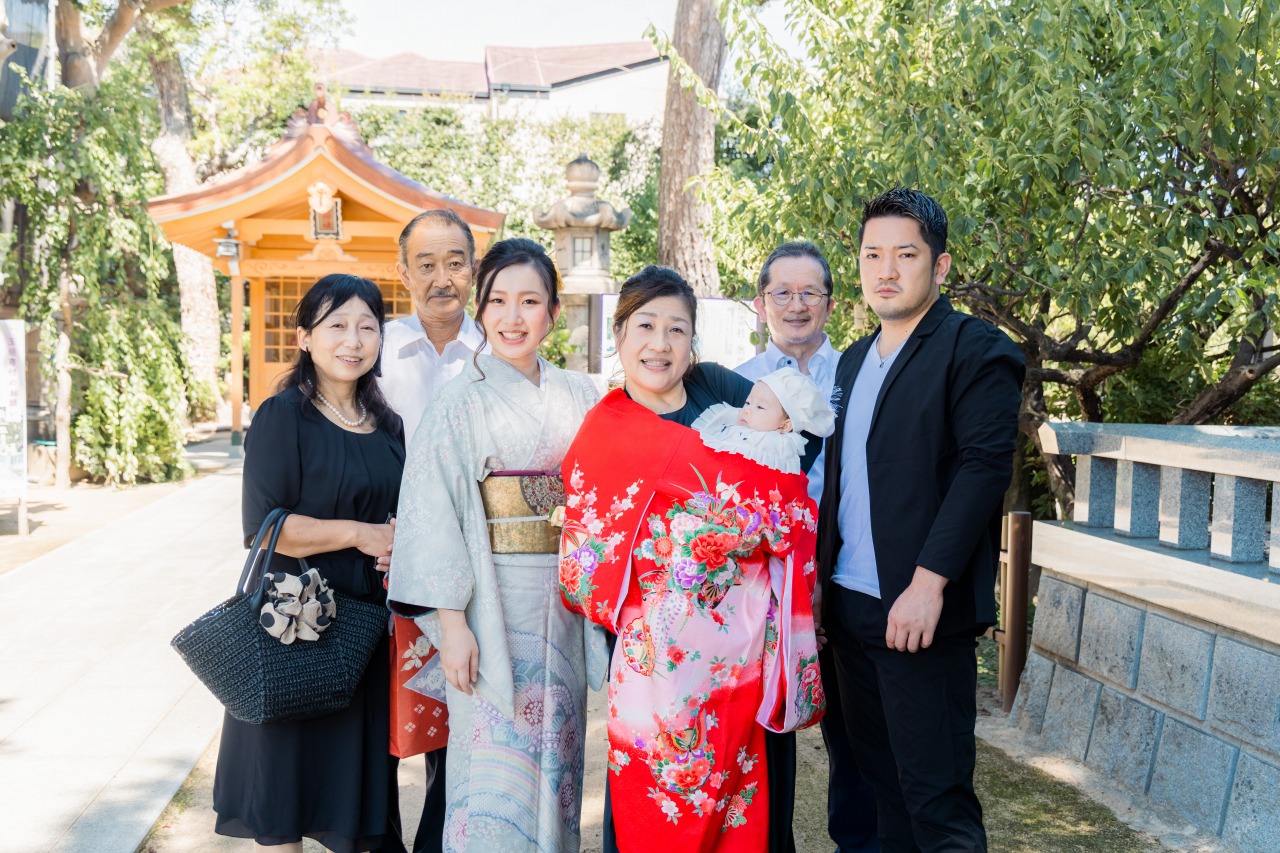 綱敷天満宮 お宮参り 集合写真 おばあちゃんが抱っこ