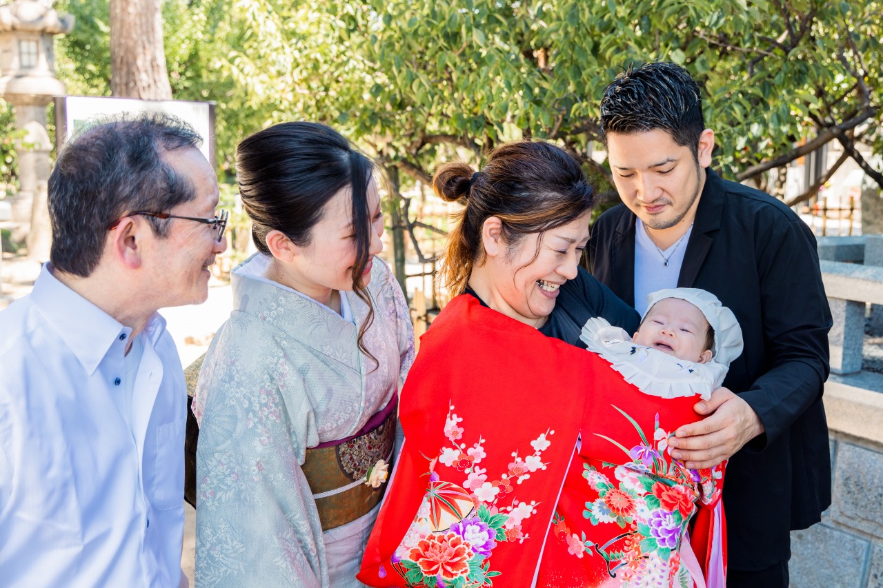 綱敷天満宮 お宮参り 祖父母に囲まれた家族スナップ 優しい表情の一枚