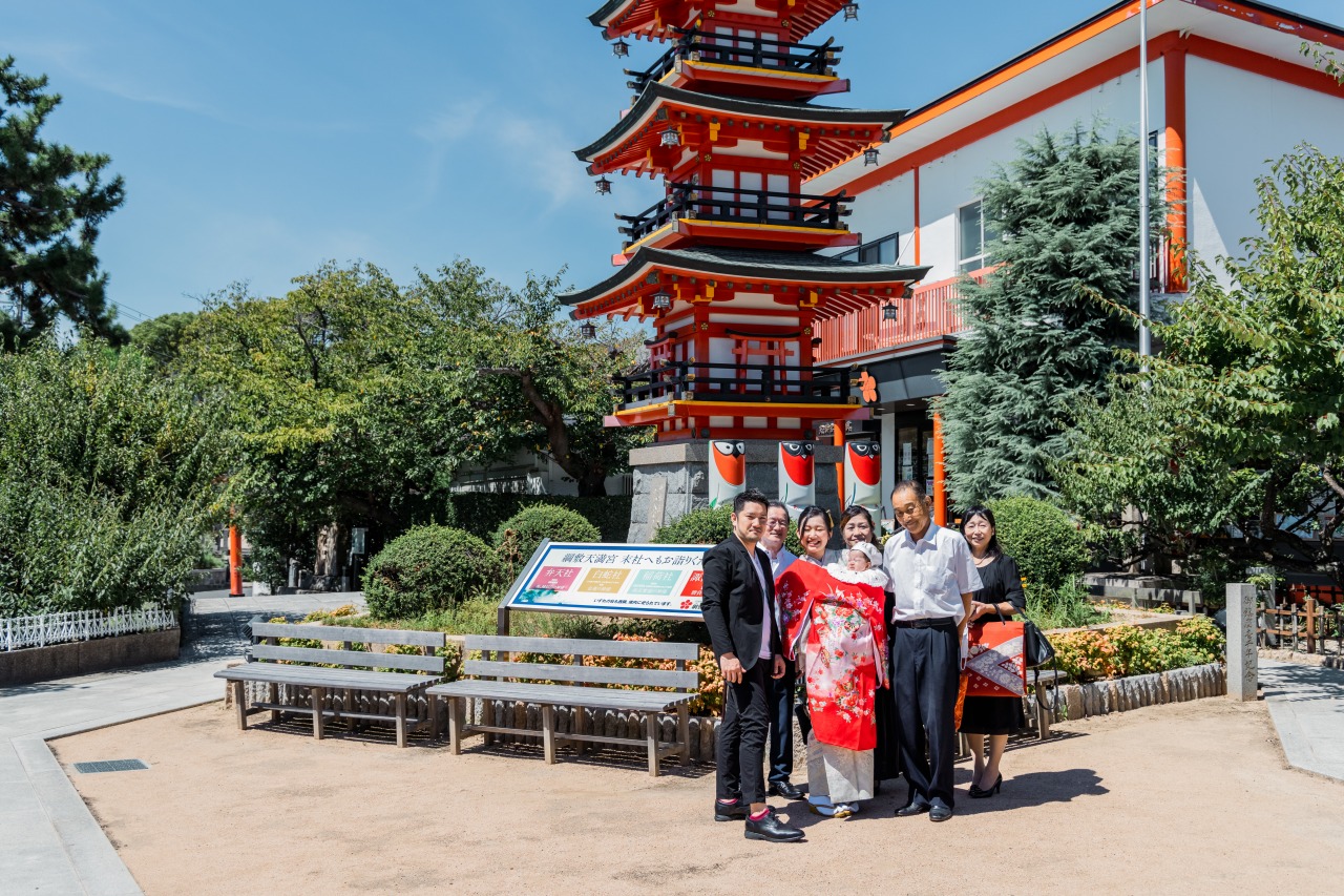 綱敷天満宮 お宮参り 鳥居と塔を背景に親族集合ショット