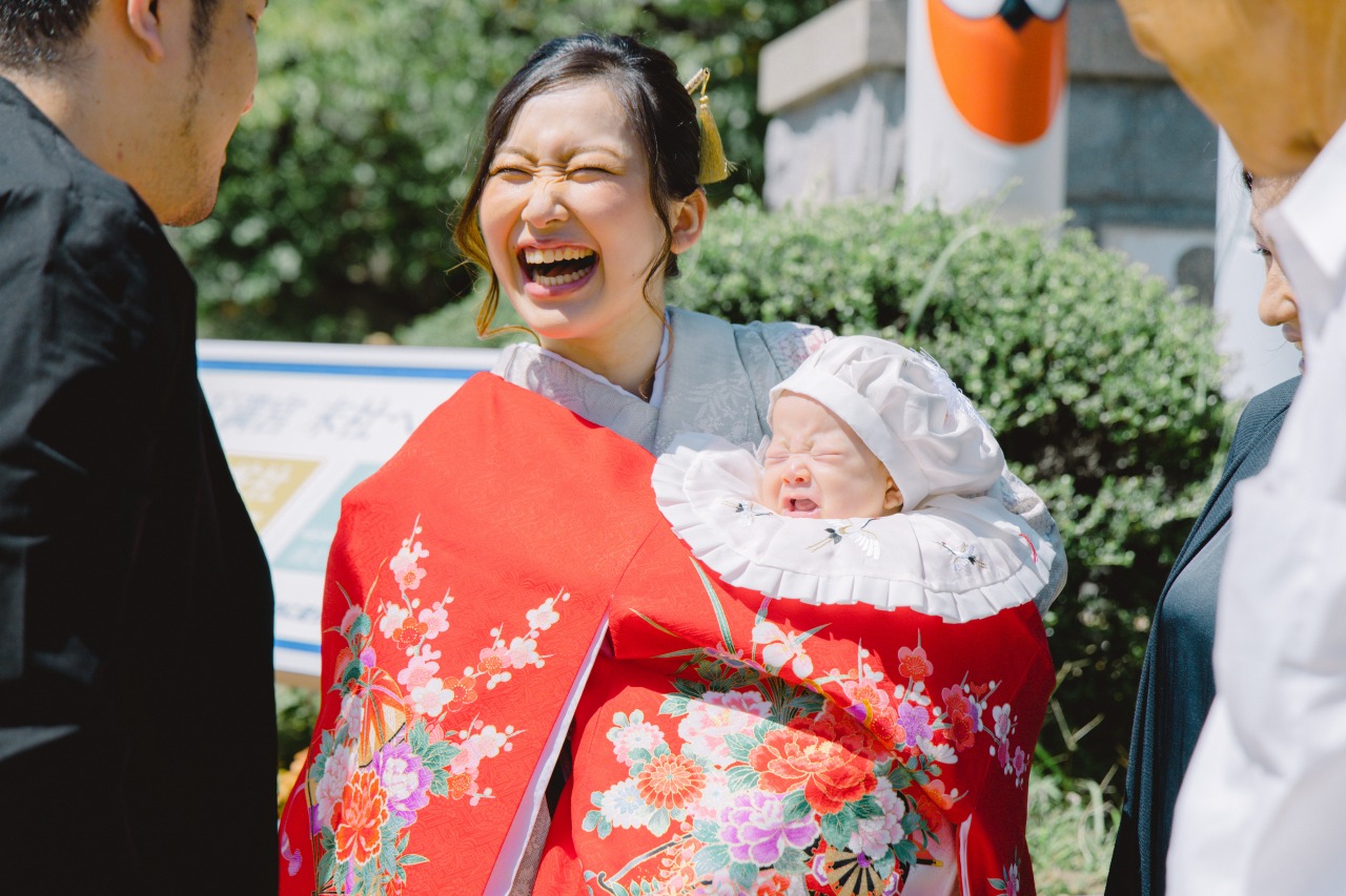 綱敷天満宮 お宮参り ママと赤ちゃんの寄りポートレート 赤い産着が映える