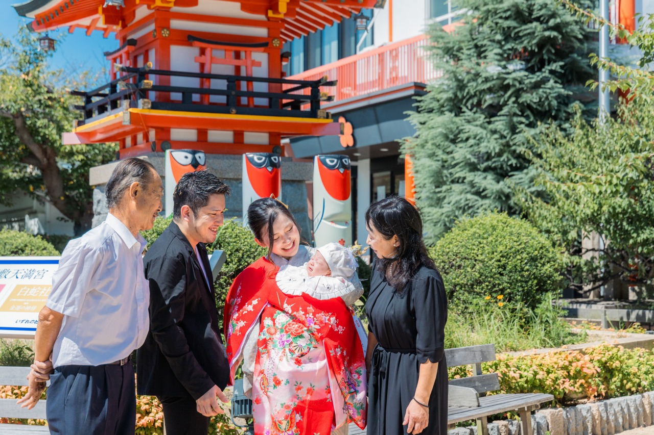 綱敷天満宮 お宮参り 本殿前で祖父母も一緒の記念ショット