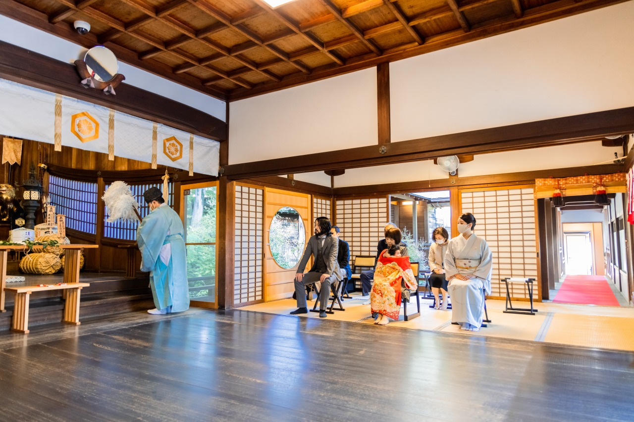 芦屋神社 お宮参り 社殿内でのご祈祷シーン 親族が整列する厳かな雰囲気