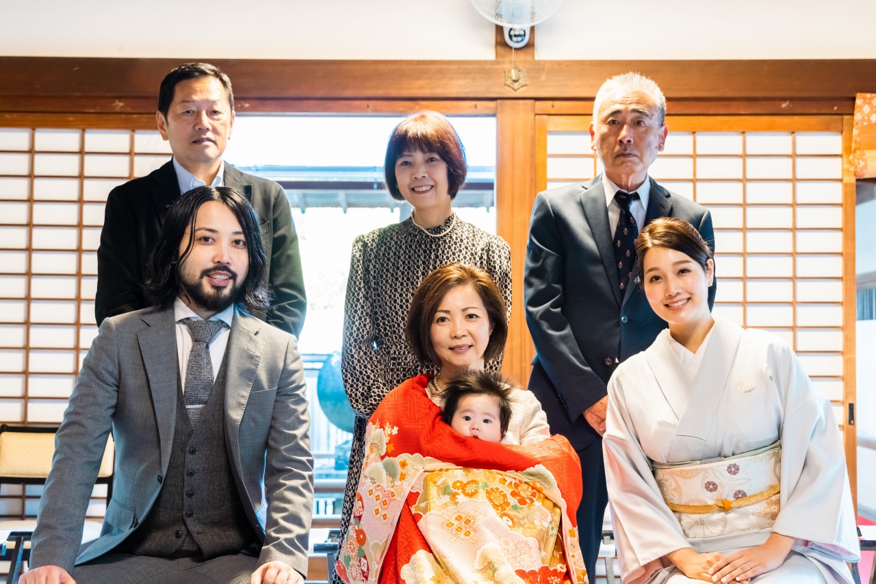 芦屋神社 お宮参り 本殿内 親族集合写真 赤ちゃんを囲んだ記念ショット