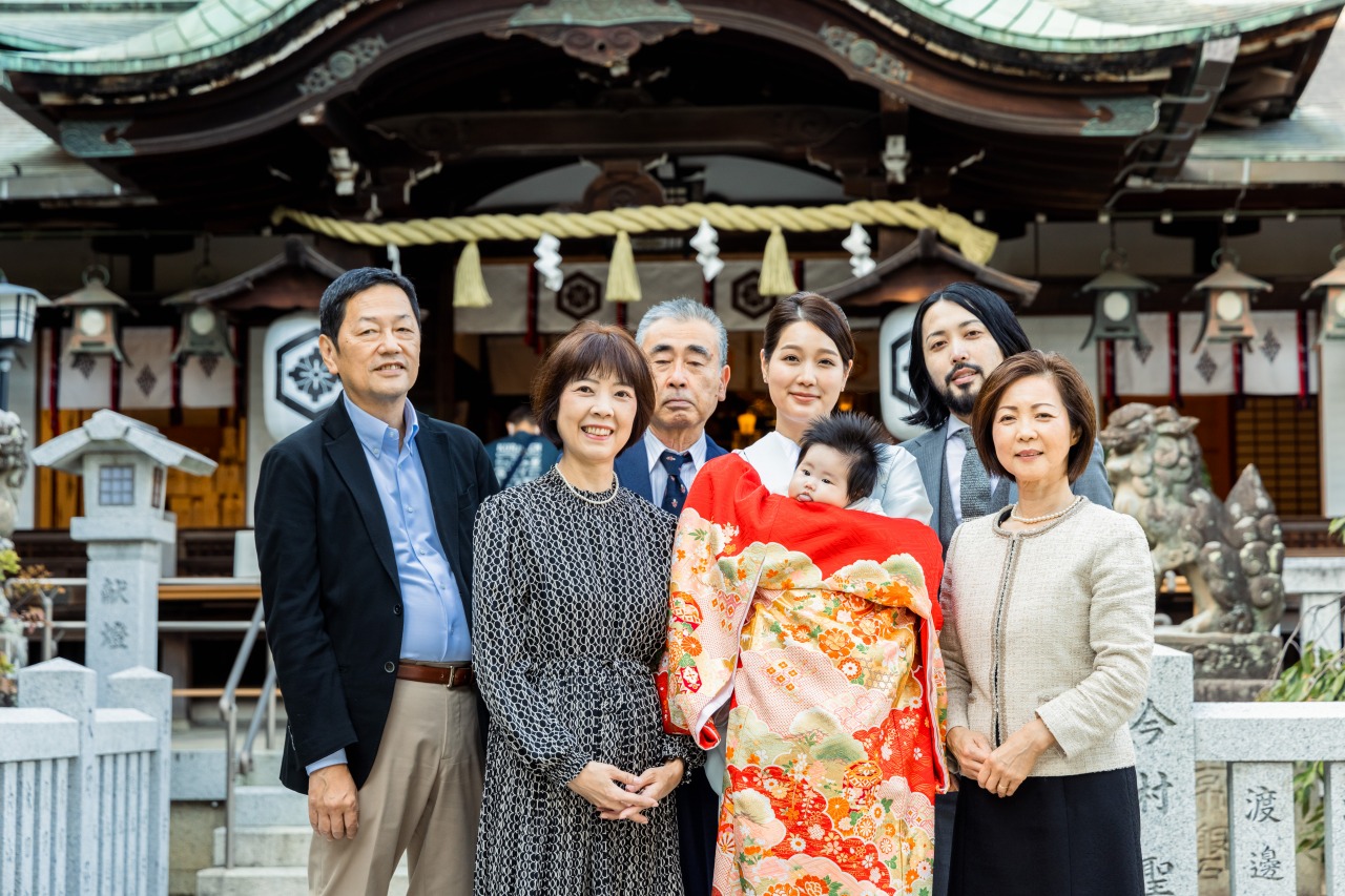 芦屋神社 お宮参りの家族集合写真 本殿前で