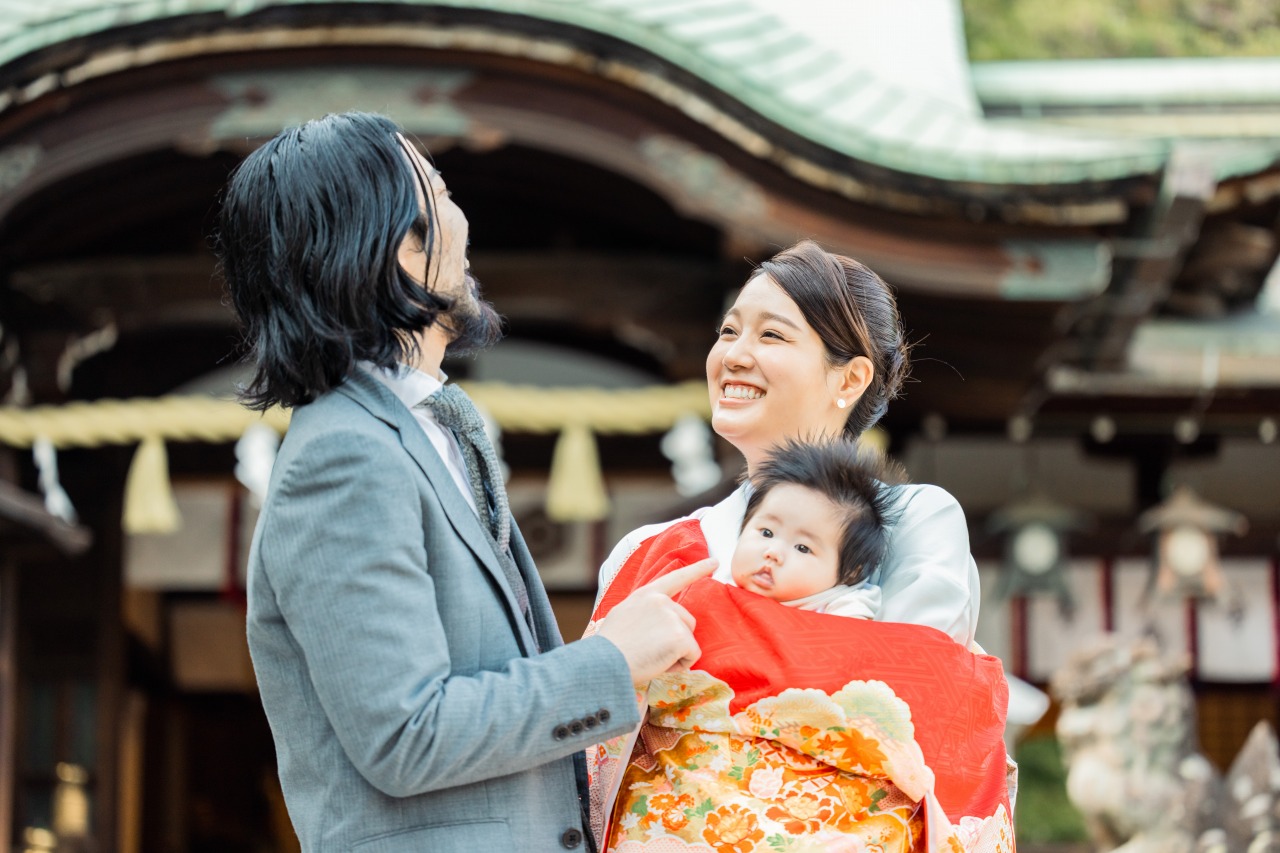 芦屋神社 お宮参り ママに抱かれた赤ちゃんのポートレート やさしい表情