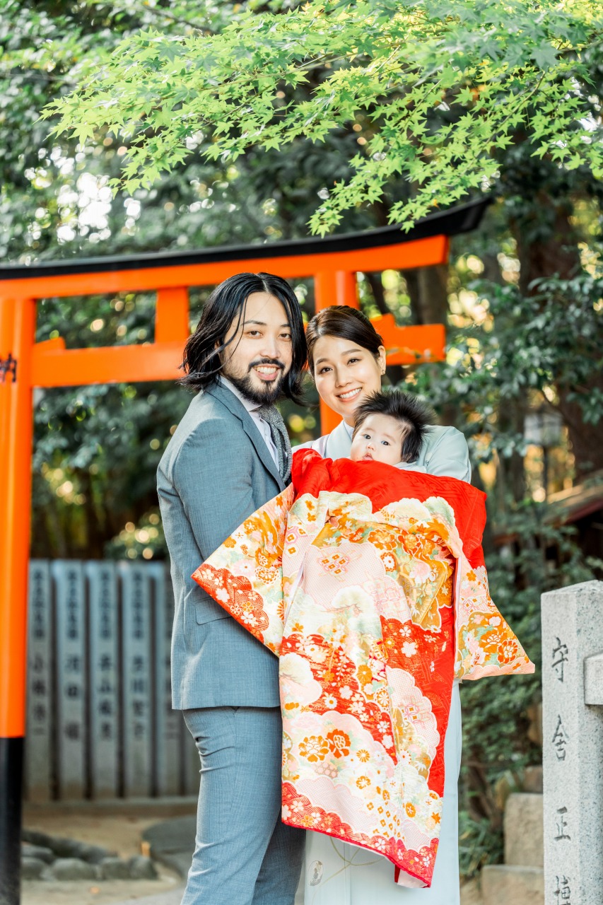 芦屋神社 お宮参り 朱の鳥居前でパパと赤ちゃんツーショット