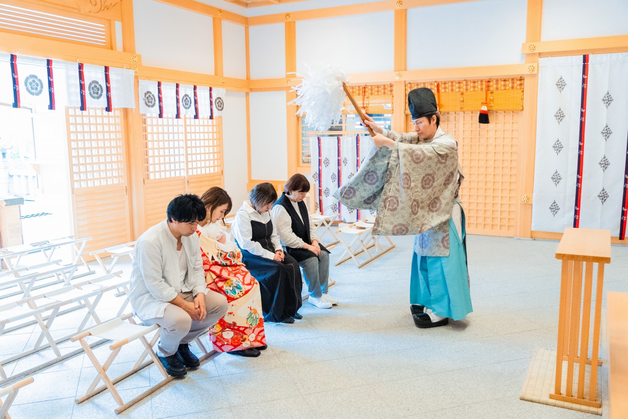 茨木神社 お宮参り ご祈祷シーン 拝殿内で神職が祝詞をあげる儀式カット