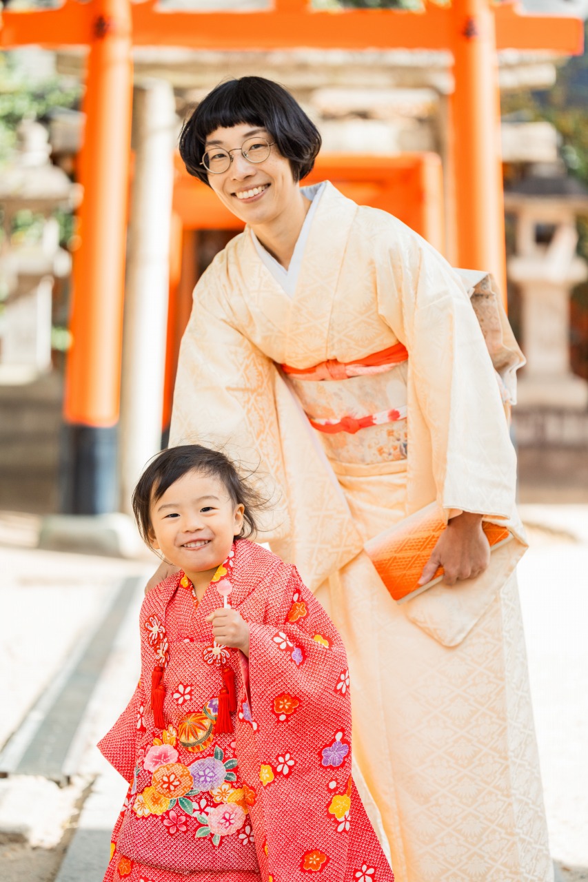 鳥居前で七五三母子写真(藤森神社)