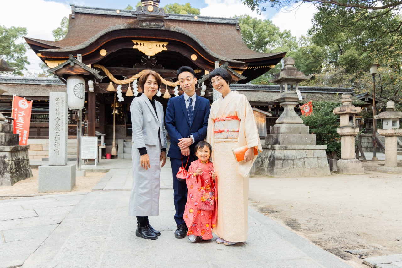 藤森神社本殿前での七五三集合写真