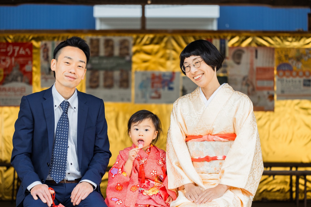 リラックスした七五三親子写真(藤森神社境内)