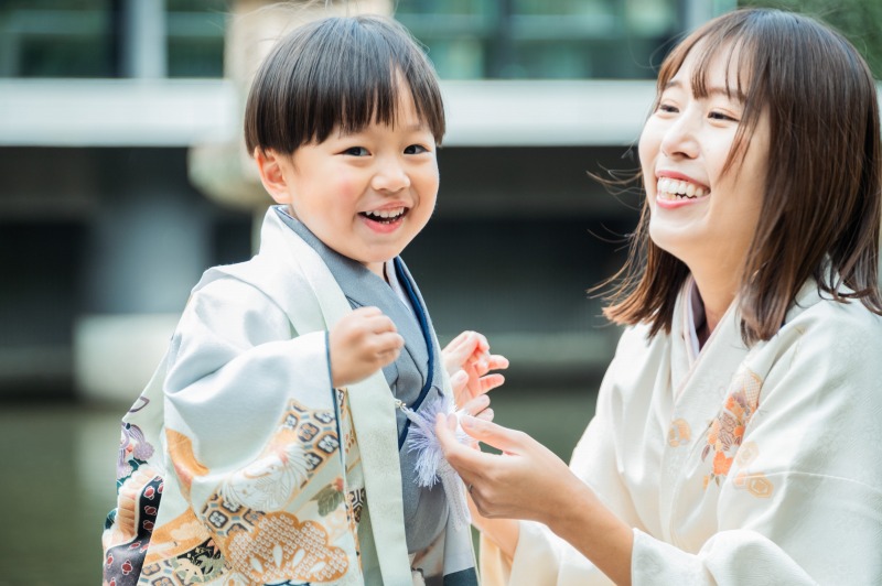 西宮神社の神池周辺で撮影した七五三の親子写真