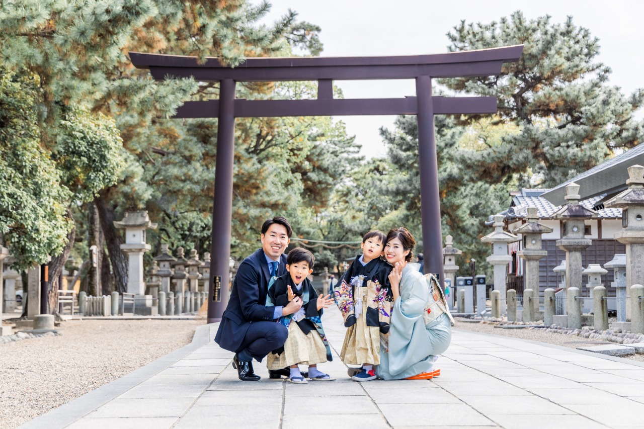西宮神社の境内で撮影した七五三の家族集合写真