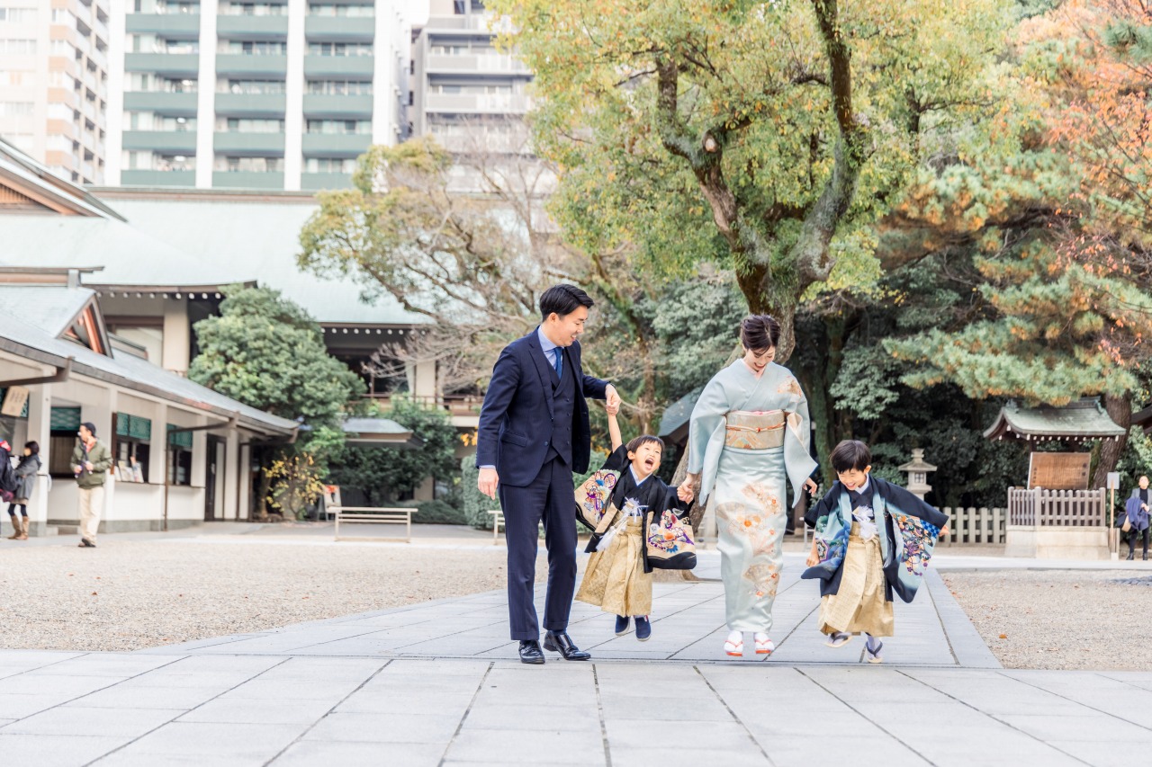 西宮神社の参道で撮影した七五三の家族写真 歩きながら
