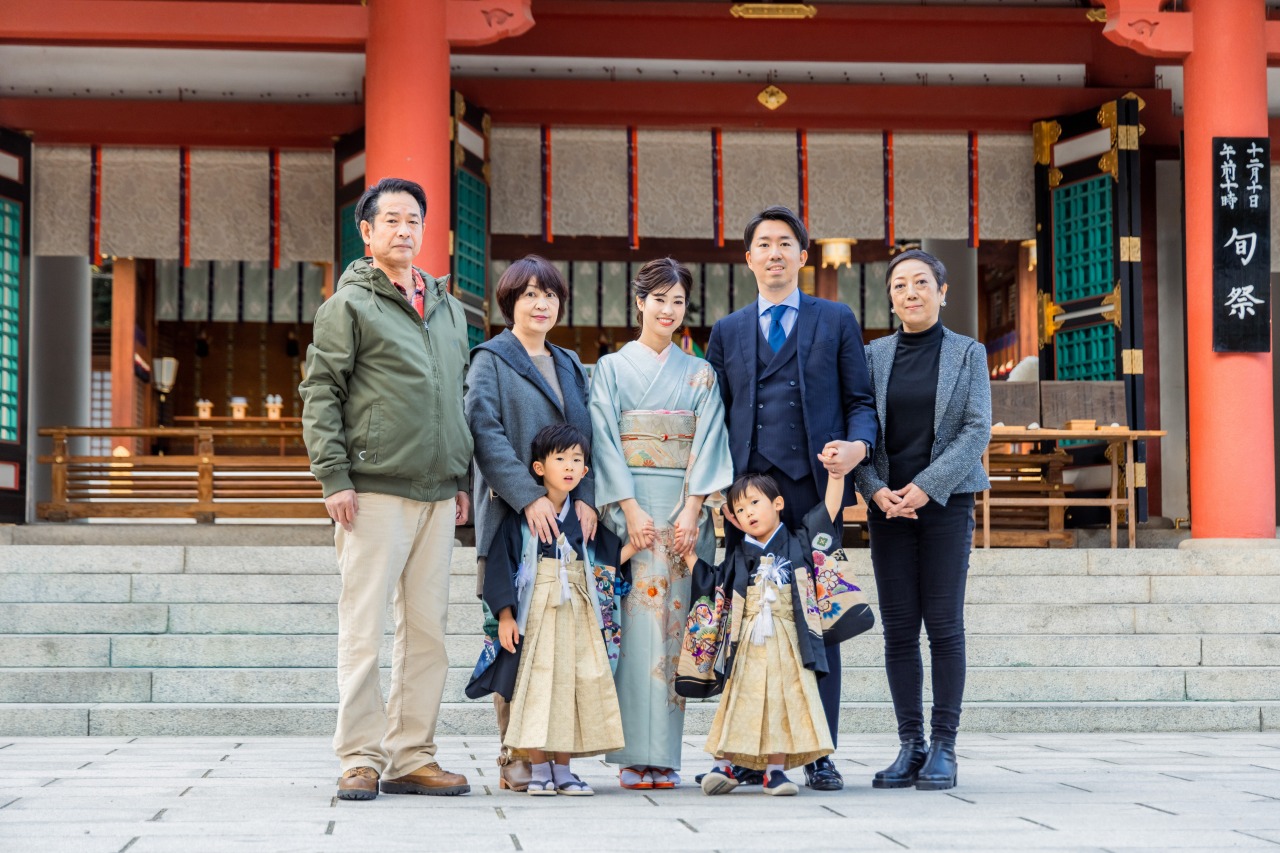 西宮神社の本殿前で撮影した七五三の家族集合写真