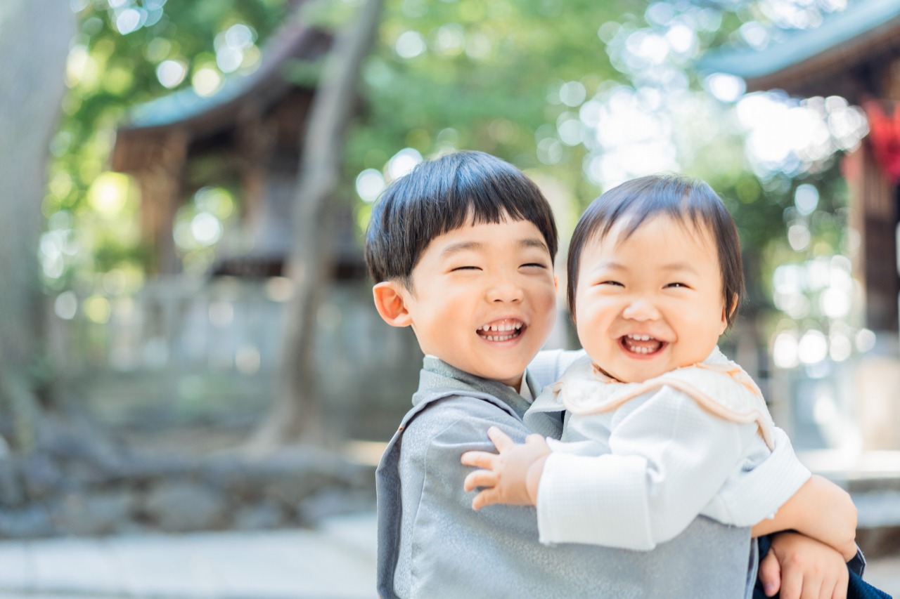 西新井大師 七五三 兄弟写真 境内で兄が弟を抱きしめる笑顔のツーショット