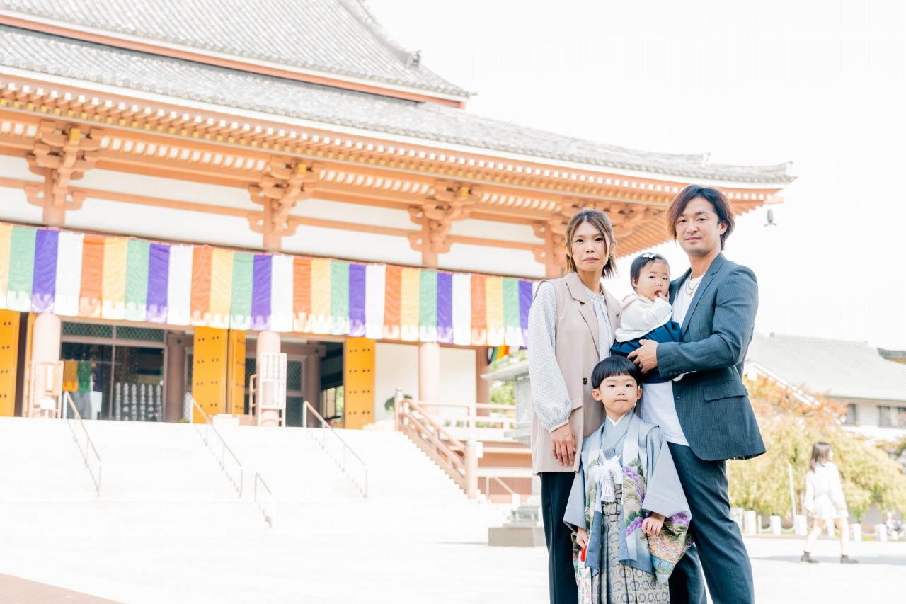 西新井大師 七五三 家族写真 本堂を背景に兄弟と並ぶ家族の集合写真