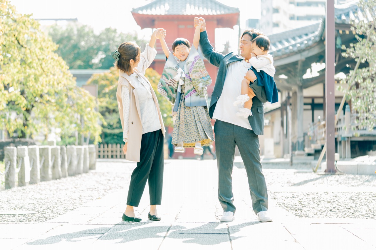 西新井大師 七五三 家族写真 境内で男の子を囲んで笑顔を見せる一枚