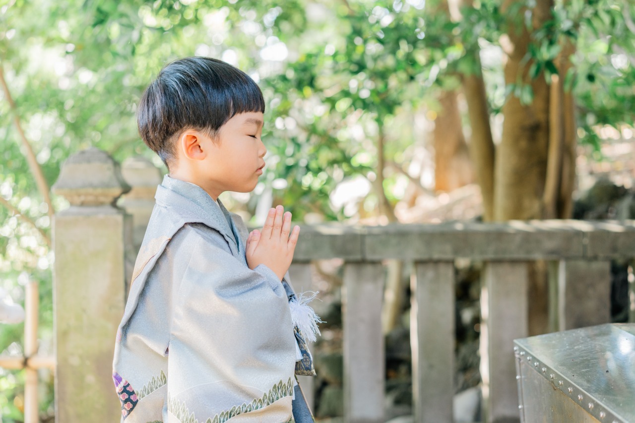 西新井大師 七五三 男の子写真 境内で手を合わせてお参りする横顔