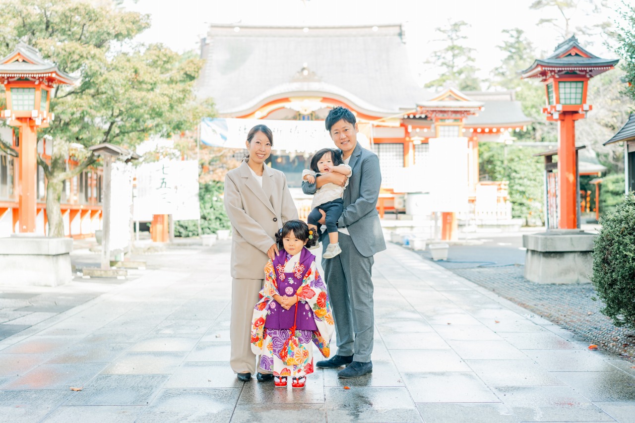 東伏見稲荷神社本殿前での七五三集合写真