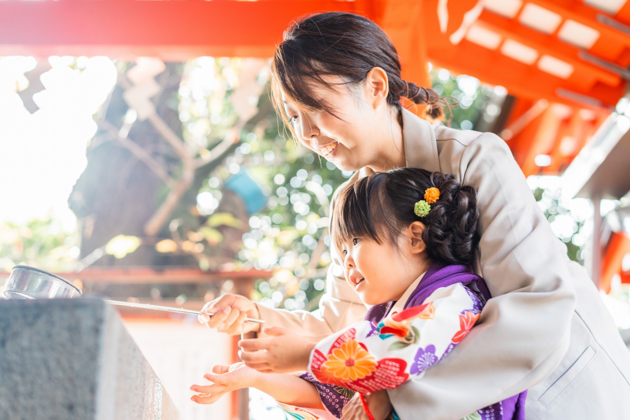 東伏見稲荷神社で手を清める姿(七五三)