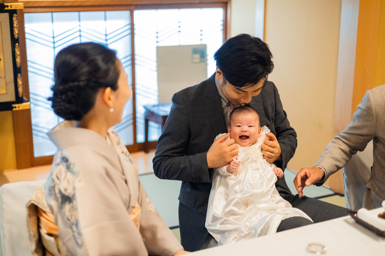 神戸 お食い初め 途中のオフショット 笑顔の赤ちゃん