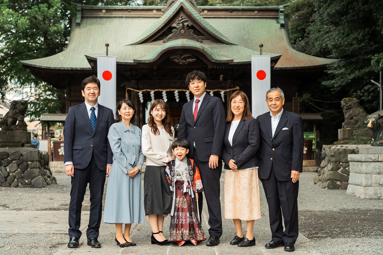谷保天満宮 七五三 親族集合写真 拝殿前で家族そろって撮影