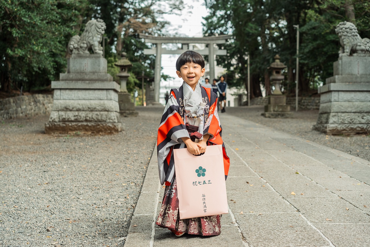 谷保天満宮 七五三 男の子写真 千歳飴を持つ参道ポートレート