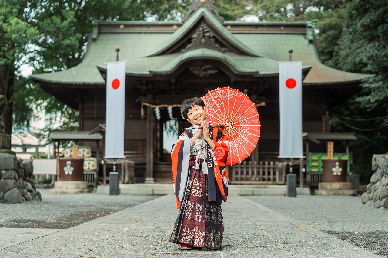 谷保天満宮 七五三 和傘を持つ記念カット