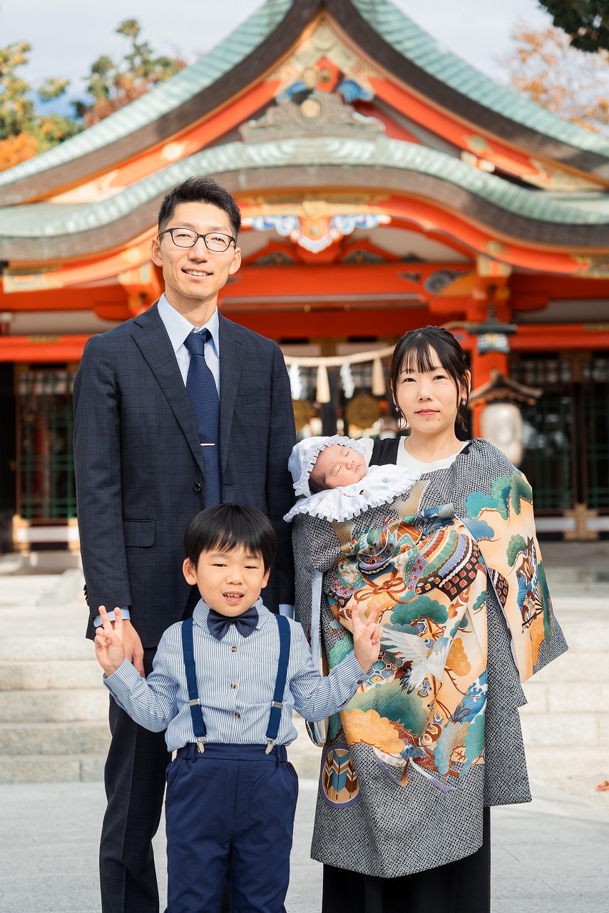 豊中稲荷神社 お宮参り 家族写真 拝殿前 パパママと兄と赤ちゃんの記念ショット